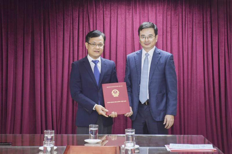 Phó Thống đốc Phạm Thanh Hà trao quyết định cho ông Phạm Chí Quang