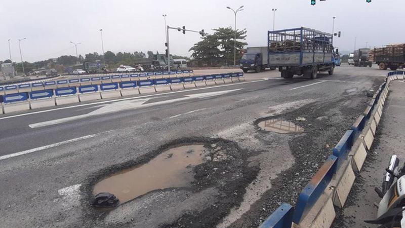 Đường cao tốc Đà Nẵng - Quảng Ngãi bị "rút ruột", bị hư hỏng nặng.