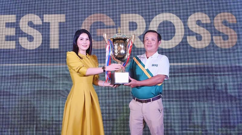 Bà Đặng Thị Lưu Vân, Phó Tổng giám đốc Tập đoàn FLC, Tổng giám đốc Công ty FCA trao danh hiệu Best Gross với thành tích 77 gậy cho golfer Mai Đức Thuỷ.