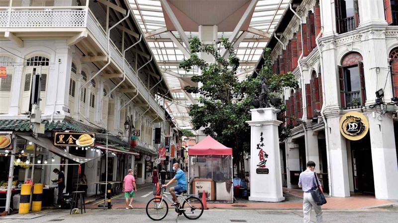 Một khu phố với những hàng quán đóng cửa để chống Covid-19 ở Singapore hôm 3/11 - Ảnh: Reuters.