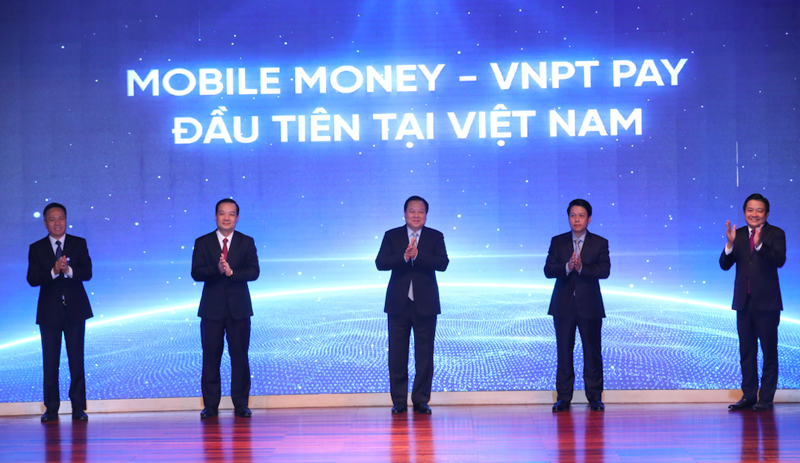 Lãnh đạo các bộ ngành và Tập đoàn VNPT nhấn nút công bố cung cấp dịch vụ Mobile Money của VNPT sáng 25/11.
