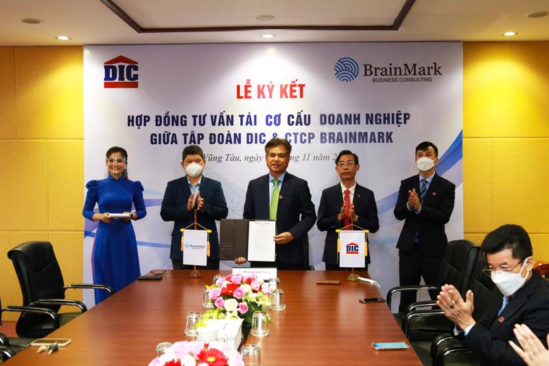 Tập đoàn DIC và BrainMark tiến hành nghi thức ký kết.