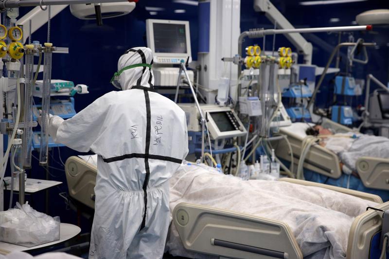 Một bác sỹ đang chăm sóc bệnh nhân Covid trong phòng hồi sức tích cực (ICU) ở Sofia, Bulgaria, hôm 15/10/2021 - Ảnh: Reuters.