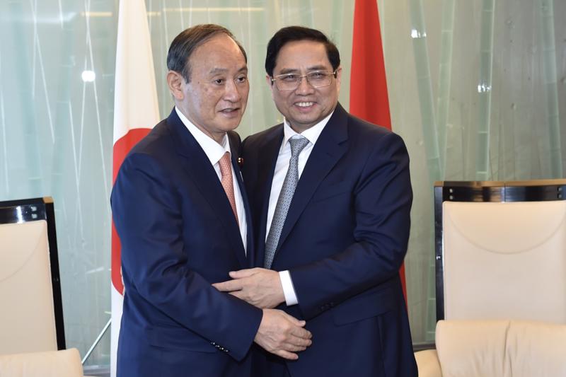 Thủ tướng Phạm Minh Chính đề nghị cựu Thủ tướng Suga Yoshohide tiếp tục ủng hộ, thúc đẩy đưa quan hệ hai nước lên tầm cao mới. Ảnh: VGP