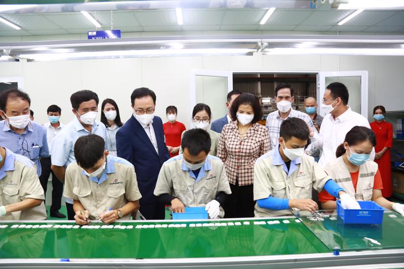Lãnh đạo Bộ Công thương, tỉnh Bắc Ninh và Samsung đánh giá kết quả cải tiến tại doanh nghiệp. 