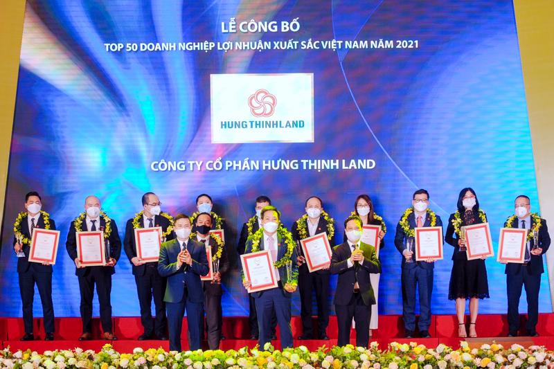 Đại diện Hưng Thịnh Land nhận giải thưởng Top 50 Doanh nghiệp lợi nhuận xuất sắc Việt Nam năm 2021.