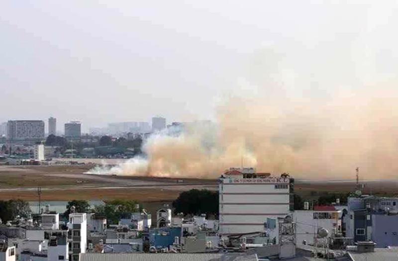 Sự cố nổ lốp máy bay gây cháy vạt cỏ tại sân bay Tân Sơn Nhất 