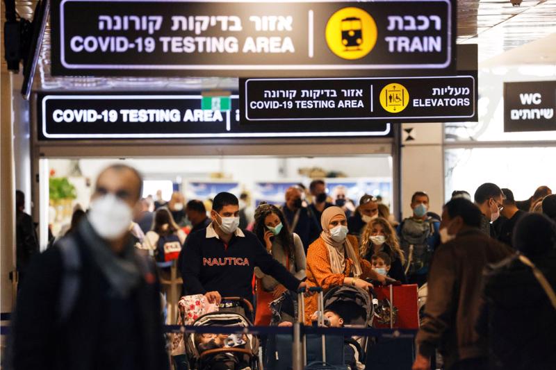 Hành khách tại khu vực xét nghiệm Covid ở sân bay quốc tế thủ đô Tel Aviv của Israel ngày 28/11 - Ảnh: Reuters.