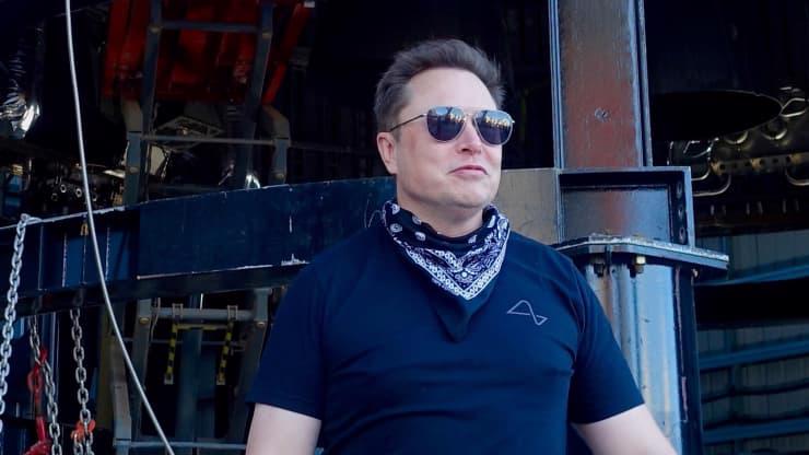 Elon Musk tại cơ sở của SpaceX ở Texas - Ảnh: CNBC.