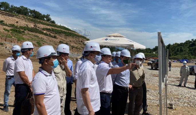 Đại diện doanh nghiệp dự án báo cáo Thứ trưởng Lê Anh Tuấn tình hình thi công cao tốc Cam Lâm - Vĩnh Hảo tại chuyến kiểm tra hiện trường dự án vào giữa tháng 10/2021.