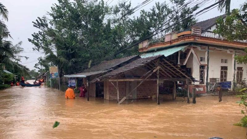 Mưa lũ những ngày qua ở các tỉnh Nam Trung Bộ và Tây Nguyên gây ngập lụt sâu, sạt lở đường, gây chia cắt giao thông - Ảnh: TTXVN