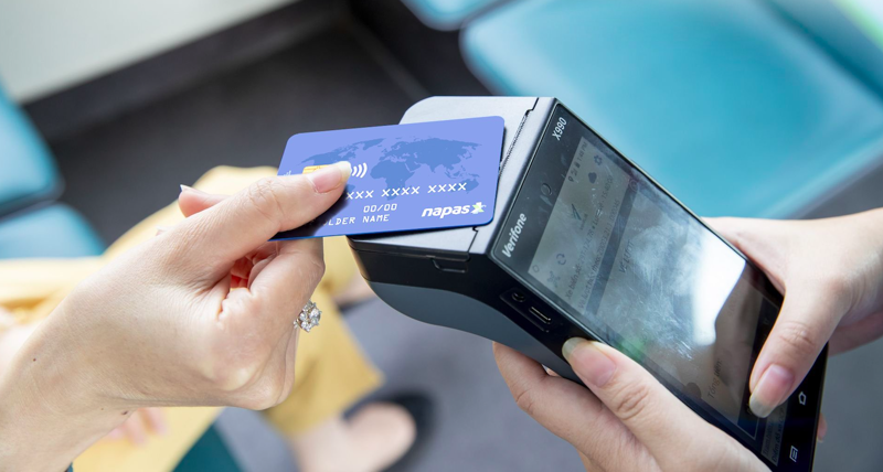 Thẻ ngân hàng nào được phép thanh toán không tiếp xúc trên tuyến buýt điện đầu tiên tại Hà Nội?