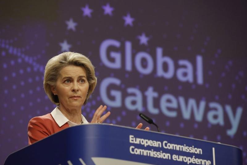 Bà Ursula von der Leyen, Chủ tịch Ủy ban châu Âu (EC) tại họp báo công bố kế hoạch Global Gateway ngày 1/12 - Ảnh: AFP