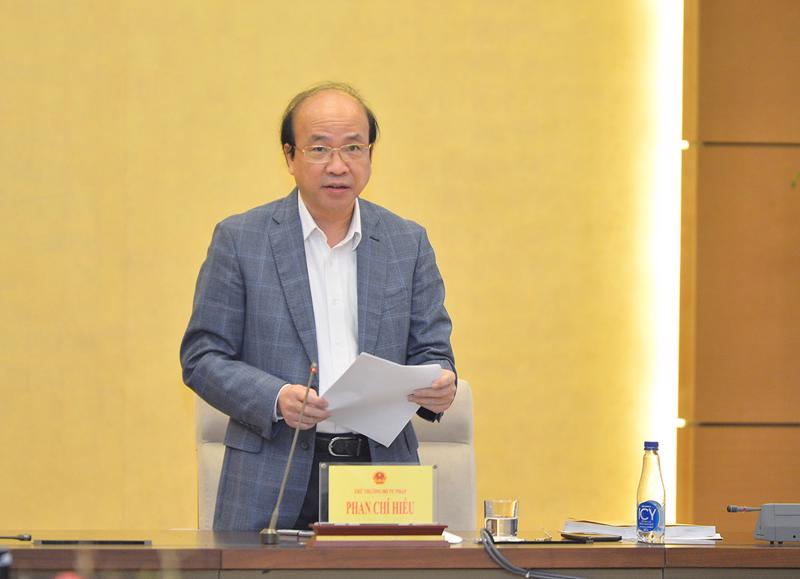 Thứ trưởng Bộ Tư pháp Phan Chí Hiếu trình bày Tờ trình của Chính phủ tại phiên họp - Ảnh: Quochoi.vn