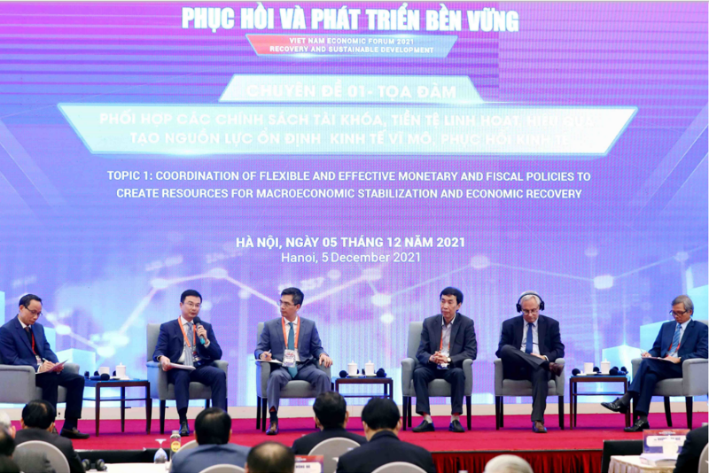 Phiên chuyên đề “Phối hợp các chính sách tài khóa, tiền tệ linh hoạt, hiệu quả, tạo nguồn lực ổn định kinh tế vĩ mô, phục hồi kinh tế” tại Diễn đàn Kinh tế Việt Nam 2021 diễn ra ngày 5/12.