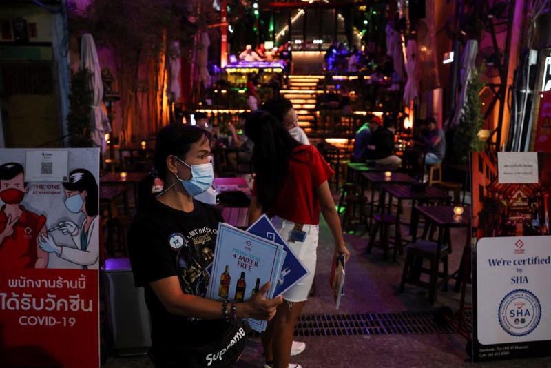 Một nhà hàng vắng khác tại đường Khaosan, Thái Lan - Ảnh: Reuters