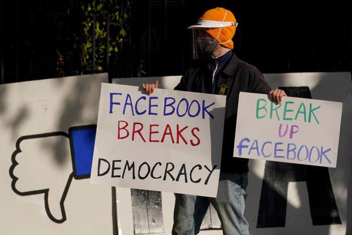 Người biểu tình chống lại Facebook - Ảnh: AP
