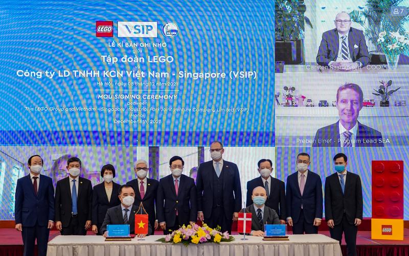 The signing ceremony for the MoU between the LEGO Group and VSIP.