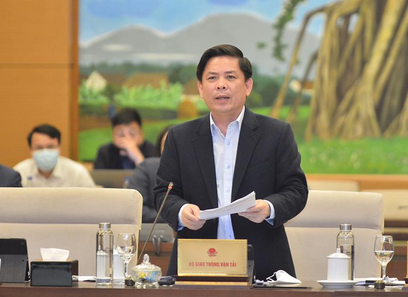 Bộ trưởng Bộ Giao thông Vận tải Nguyễn Văn Thể trình bày tờ trình tại phiên họp - Ảnh: quochoi.vn
