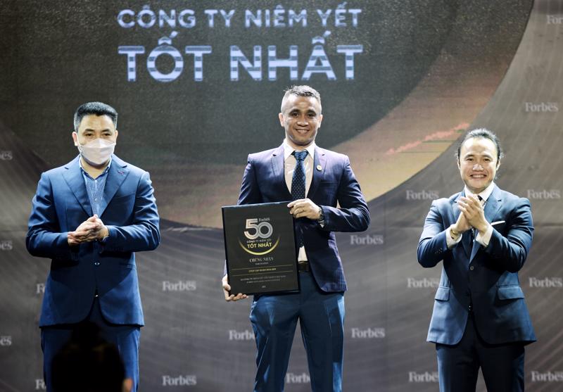 Đại diện Tập đoàn Hoa Sen nhận Top 50 công ty niêm yết tốt nhất Việt Nam 2021.