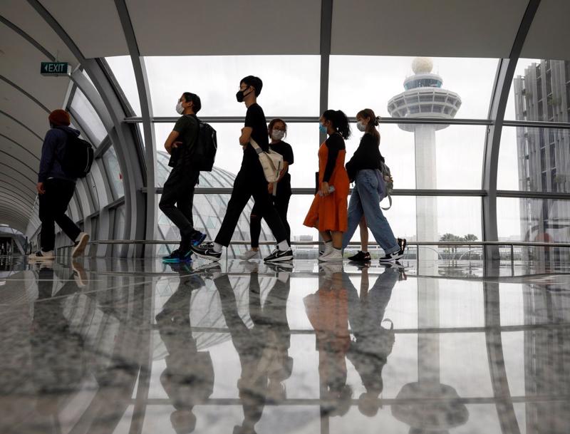 Hành khách tại sân bay Changi, Singapore - Ảnh: Reuters
