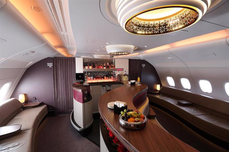 Quầy bar mini trên máy bay của hãng hàng không Qatar Airways.