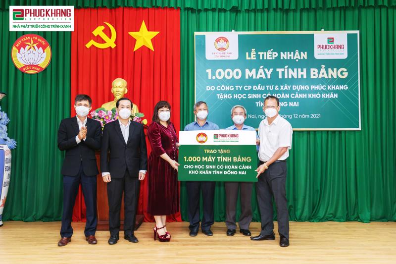 Bà Lưu Thị Thanh Mẫu - CEO Phuc Khang Corporation trao bảng tượng trưng 1.000 máy tính bảng hỗ trợ học sinh khó khăn cho lãnh đạo tỉnh Đồng Nai.