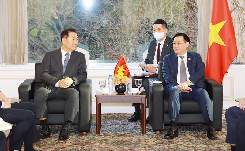 Chủ tịch Quốc hội Vương Đình Huệ tiếp Lãnh đạo Tập đoàn Samsung Electronics sáng ngày 13/12 - Ảnh: Quochoi.vn