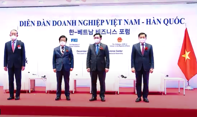 Chủ tịch Quốc hội Vương Đình Huệ và Chủ tịch Quốc hội Hàn Quốc Park Byeong Seok (đứng giữa) tham dự Diễn đàn Doanh nghiệp Việt Nam - Hàn Quốc - Ảnh: Quochoi.vn