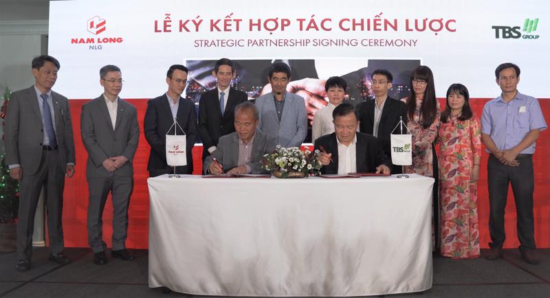 Chủ tịch Nam Long - Nguyễn Xuân Quang và chủ tịch TBS Land - Đức Thuấn cùng ký kết Biên bản Hợp tác chiến lược giữa đôi bên.