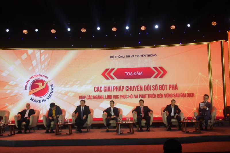 December 11 session of the National Forum on the Development of Vietnamese Digital Enterprises.