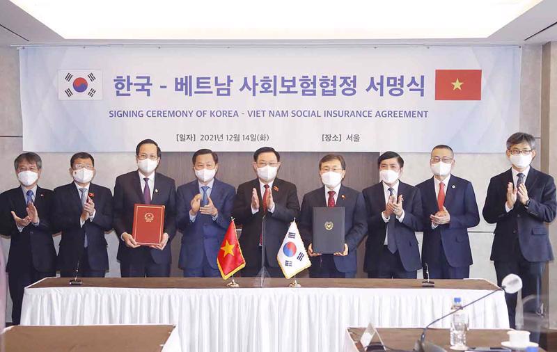 Signing ceremony for the agreement. Photo from Quochoi.vn