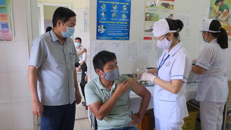 Các đơn vị y tế của Hải Phòng đang chạy đua với thời gian để tiêm vaccine cho người dân