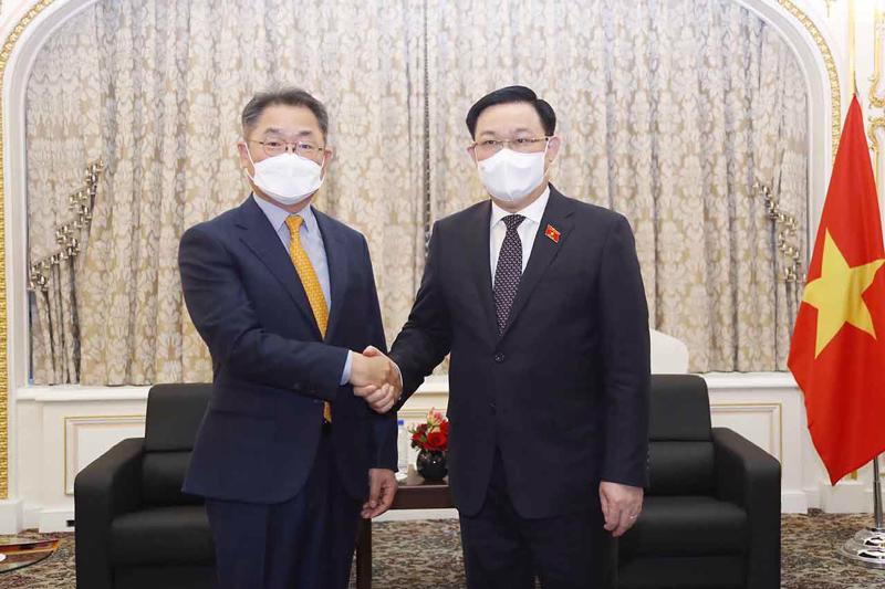 Chủ tịch Quốc hội Vương Đình Huệ tiếp Chủ tịch kiêm Tổng Giám đốc Tập đoàn Amkor Technology Ji Jong-rip - Ảnh: Quochoi.vn