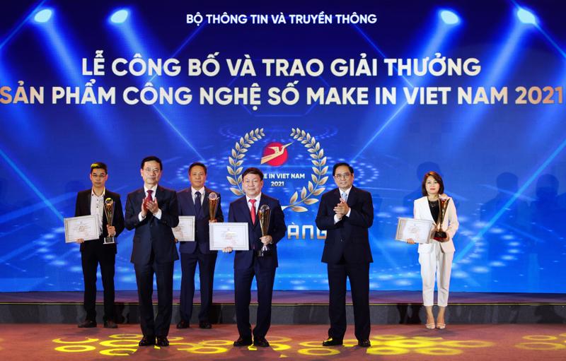 Thủ tướng Phạm Minh Chính và Bộ trưởng Bộ Thông tin và Truyền thông Nguyễn Mạnh Hùng trao giải Vàng "Sản phẩm công nghệ số Make in Viet Nam" 2021 cho Viettel với Nền tảng Thương mại điện tử Vỏ Sò.
