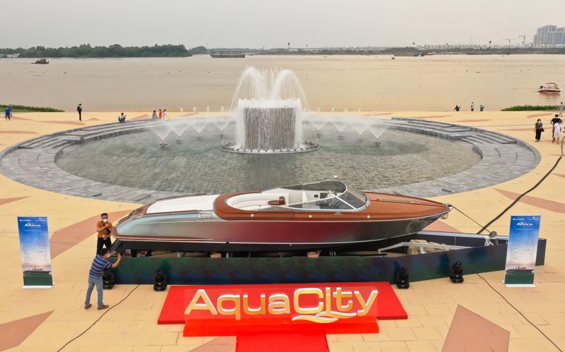 Biểu tượng du thuyền hạng sang Riva Aquariva Super cập bến tổ hợp Quảng trường - Bến du thuyền Aqua Marina, Aqua City.