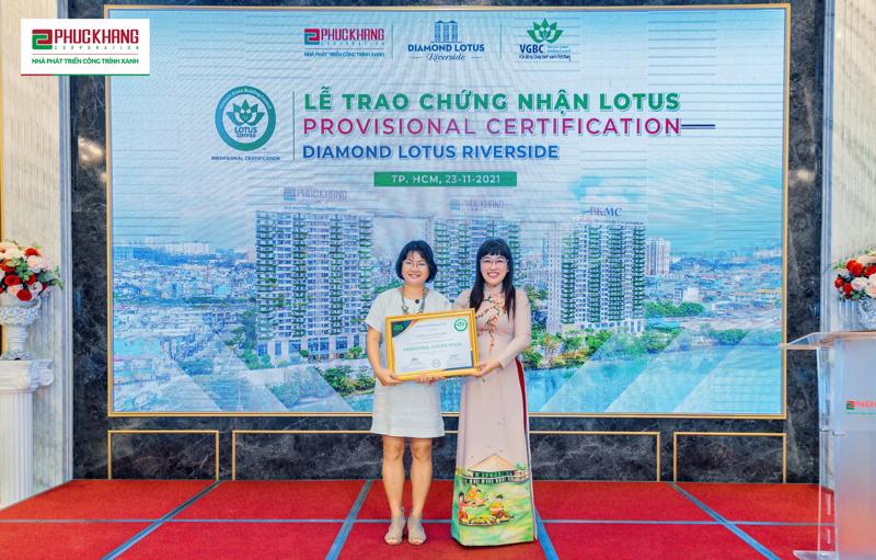 The Chairwoman of the Vietnam Green Building Council (VGBC) awards LOTUS PROVISIONAL CERTIFICATION for the Diamond Lotus Riverside green apartments to CEO of the Phuc Khang Corporation, Madam Luu Thi Thanh Mau (right).