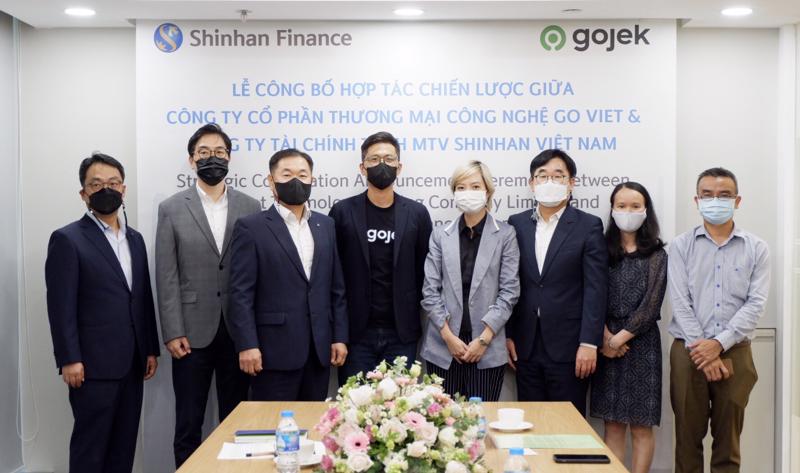 Các đại diện và lãnh đạo chủ chốt của hai bên, bao gồm ông Oh Taejoon – Tổng Giám đốc Shinhan Finance và ông Nguyễn Trung Kiên – Giám đốc Phát triển Đối tác Tài xế, Gojek Việt Nam tại buổi lễ công bố.