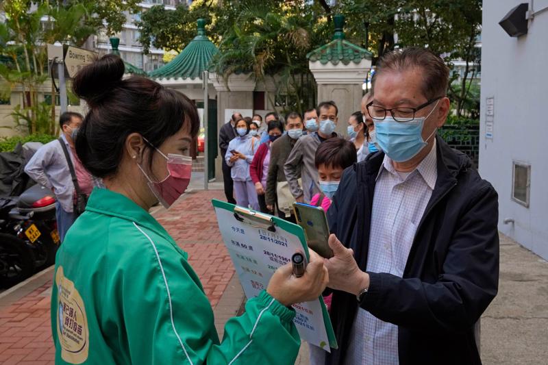 Xếp hàng tiêm vaccine tại Trung Quốc - Ảnh: NYTimes