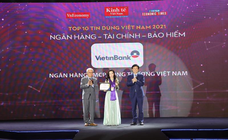 Bà Ngô Thu Phương (ở giữa) - Đại diện VietinBank nhận giải thưởng.