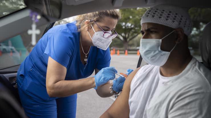 Tiêm vaccine Covid-19 tại một điểm tiêm chủng di động ở Miami, Florida, Mỹ hôm 16/12 - Ảnh: Getty/CNBC.