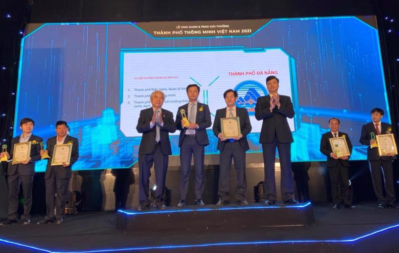 Representatives from Da Nang receive the Smart City Award Vietnam. Source: VnEconomy