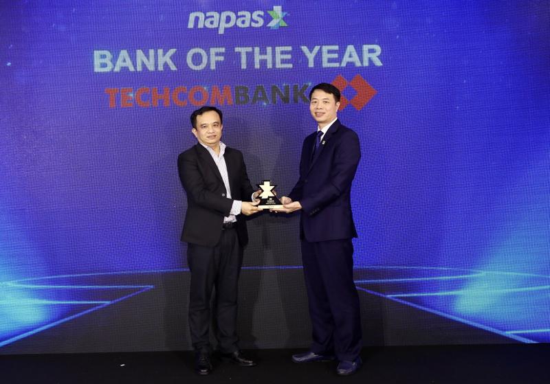Đại diện Techcombank nhận giải thưởng Ngân hàng xuất sắc năm 2021 - Bank of the year 2021.