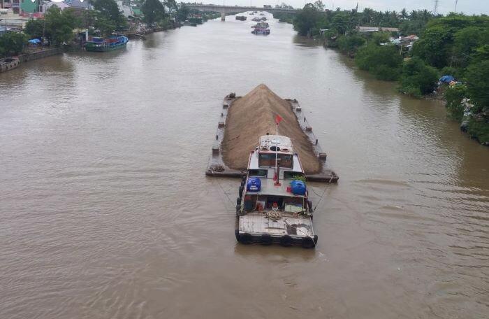 Mỗi ngày, trên tuyến kênh Chợ Gạo có khoảng 2.000 tàu thuyền qua lại, vận chuyển hàng hóa từ các tỉnh đồng bằng sông Cửu Long đến TP.HCM.