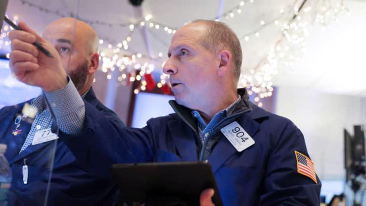 Các nhà giao dịch cổ phiếu trên sàn NYSE ở New York hôm 17/12 - Ảnh: Reuters.