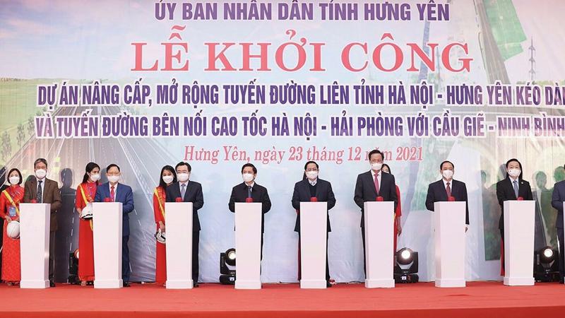 Thủ tướng Phạm Minh Chính và các đại biểu dự lễ khởi công 2 công trình hạ tầng giao thông trọng điểm, kết nối phát triển kinh tế-xã hội tỉnh Hưng Yên với vùng Thủ đô và vùng kinh tế trọng điểm Bắc Bộ. Ảnh: VGP
