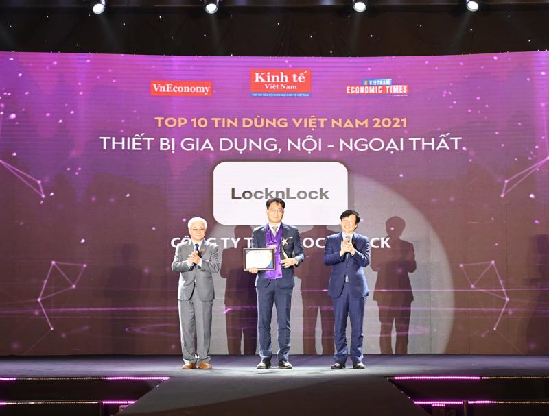 Đại diện nhận giải: Ông Song Sung Ho, Tổng giám đốc - Công ty TNHH Lock & Lock Hà Nội.