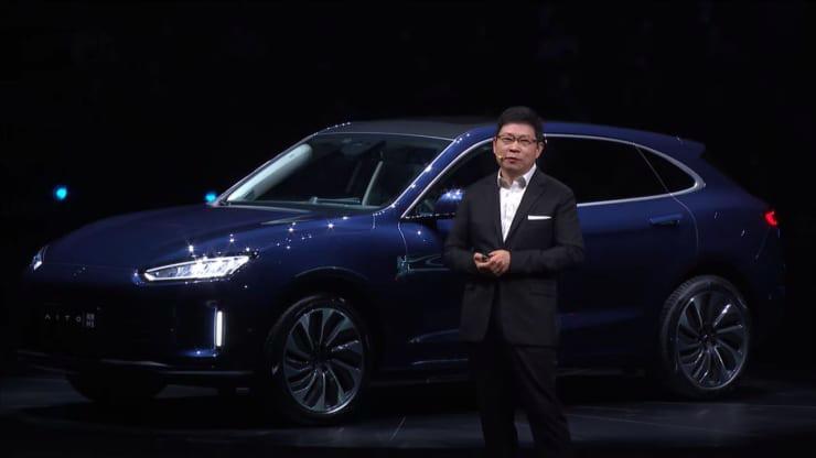 CEO Richard Yu của Huawei giới thiệu mẫu xe điện Aito M5 ngày 23/12 - Ảnh: CNBC.