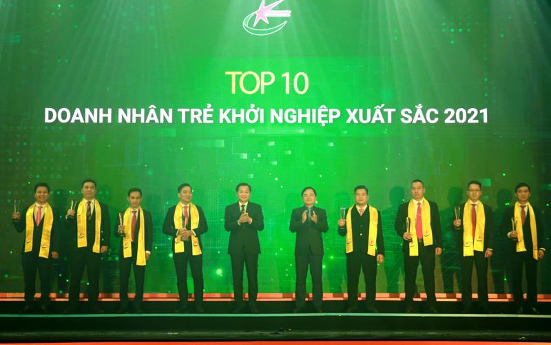 Phó Thủ tướng Lê Minh Khái và Bí thư Thứ nhất Trung ương Đoàn Nguyễn Anh Tuấn trao danh hiệu TOP 10 “Doanh nhân trẻ khởi nghiệp xuất sắc 2021”.
