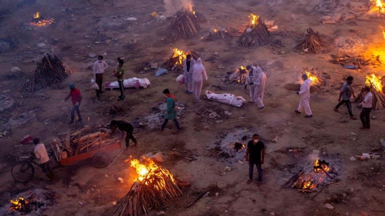 Người biểu tình Myanmar giơ biểu ngữ có hình nhà cựu lãnh đạo Aung San Suu Kyi tại Yangon ngày 12/3/2021 - Ảnh: AFP